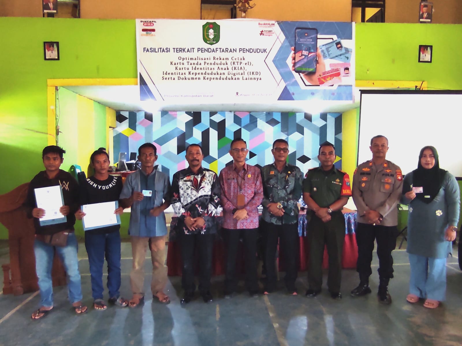 Fasilitasi terkait Pendaftaran Penduduk, Disdukcapil Kabupaten Sanggau bersama Disdukcapil Provinsi Kalbar lakukan pelayanan di Kecamatan Tayan Hilir