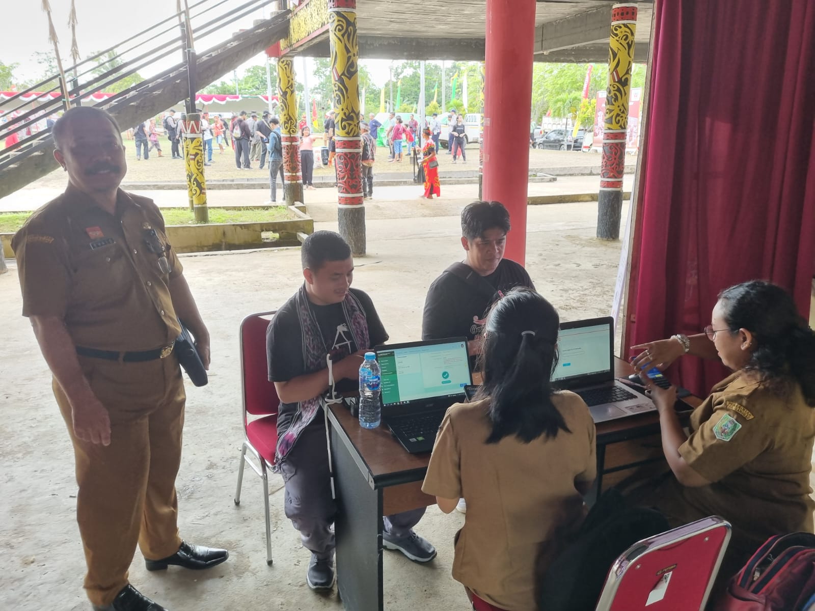 Dukcapil Lakukan Pelayanan Registrasi IKD di Gawai Dayak Nosu Minu Podi XX Kabupaten Sanggau