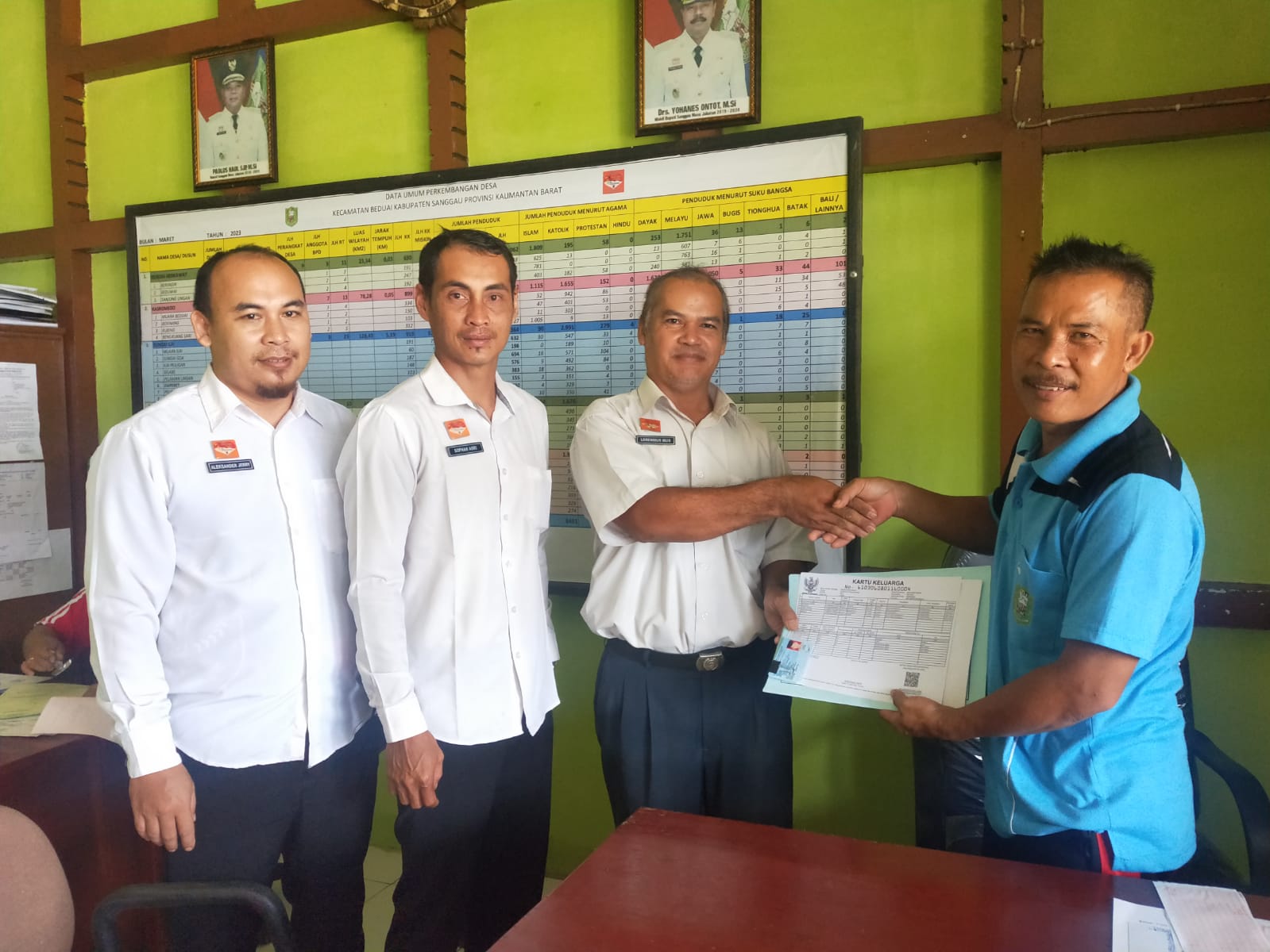Penyerahan Dokumen Kependudukan Kepada Korban Kebakaran di Desa Bereng Berkawat Kecamatan Beduai