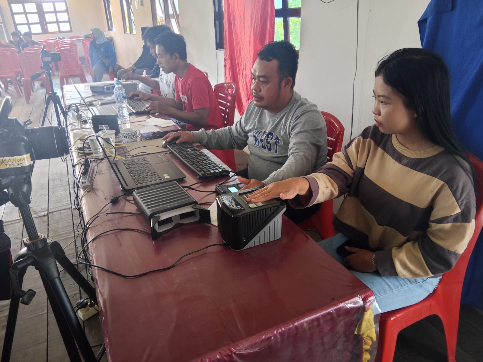 Disdukcapil Lakukan Pelayanan Langsung di Kecamatan Kembayan