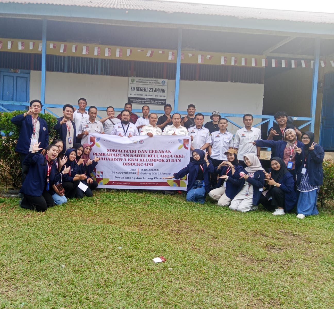Kolaborasi Dinas Dukcapil dengan Mahasiswa KKN UNTAN Berikan Pelayanan Administrasi Kependudukan di Desa Palem Jaya