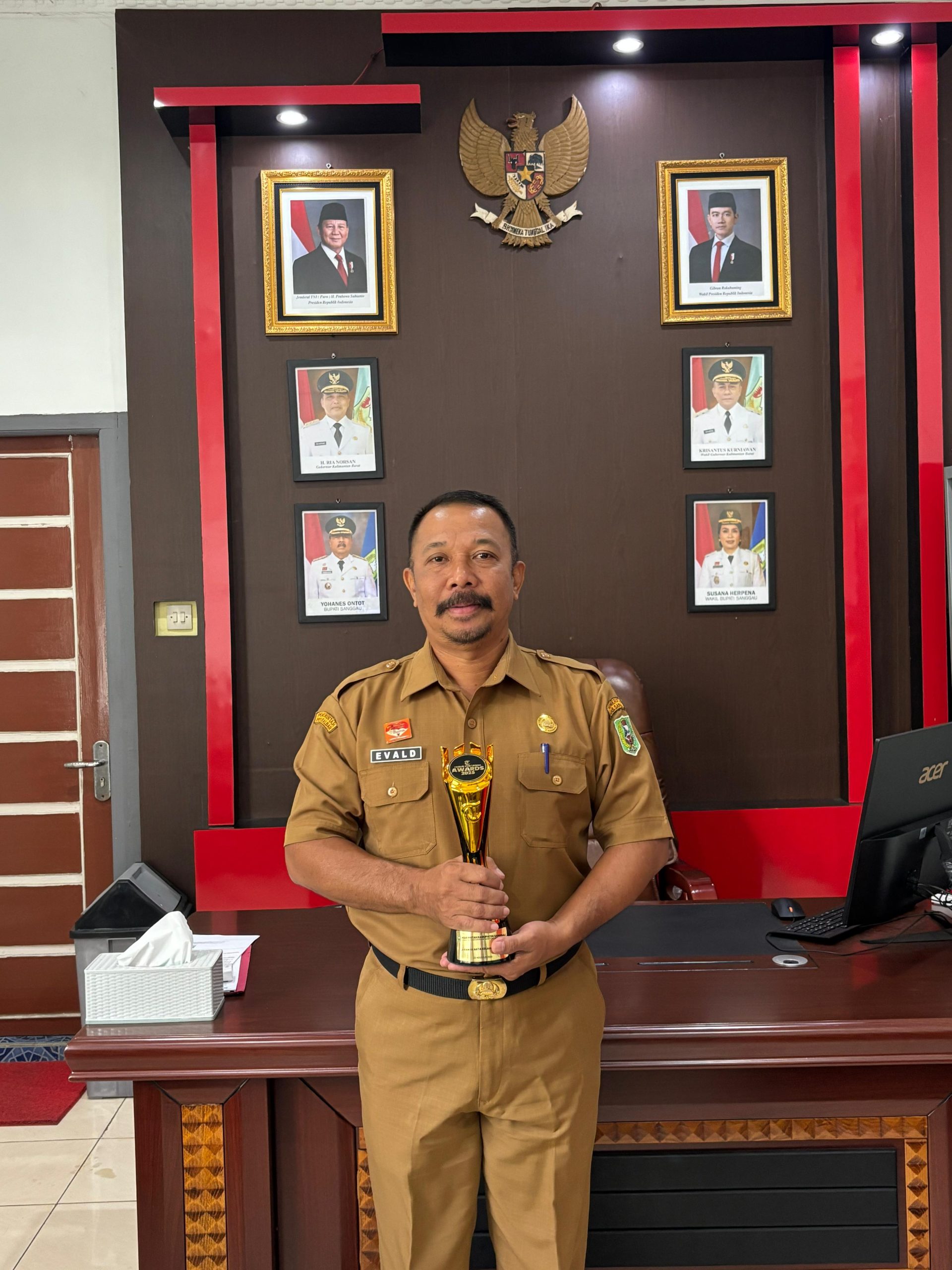 Disdukcapil Sanggau Raih Tribun Pontianak Awards 2025, Kategori Layanan Akta Kelahiran Plus